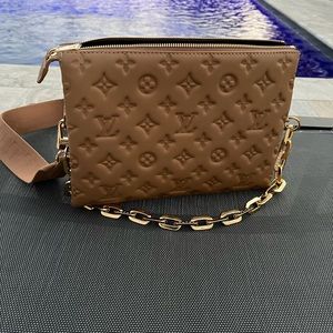 Louis vuitton coussin in camel